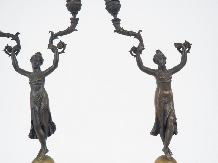 Paire de bougeoirs doubles de style Empire en bronze double patine à d