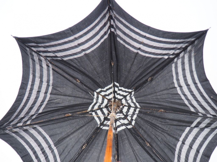 Ombrelle cévenole en tissu noir, bois et métal doré. L. 100,5 cm.