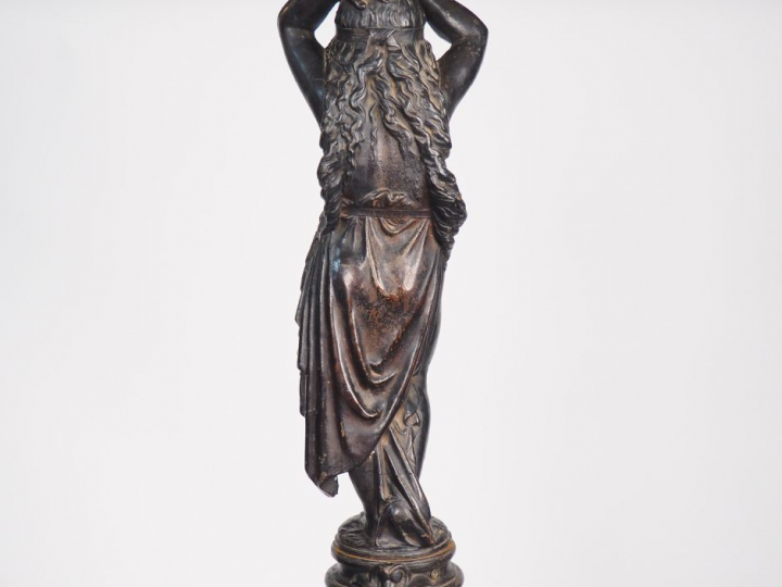 Porte torchère fin XIXème début XXème en forme d'enfant vétu à l'antiq