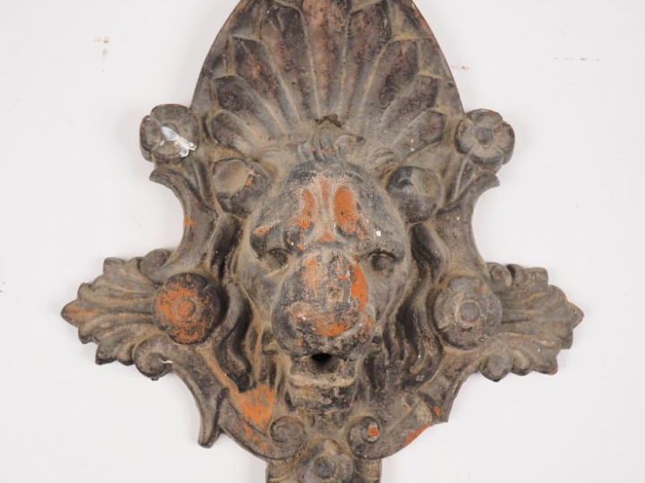 Elément de fontaine en fonte figurant un mufle de lion entouré de fleu