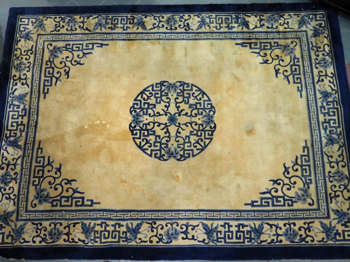 Tapis chinois XXème crème et bleu.  Dim. 378 x 276 cm  (traces d'humid