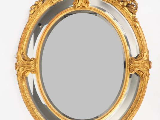 Grand miroir médaillon Napoléon III à parecloses de style Louis XVI, à