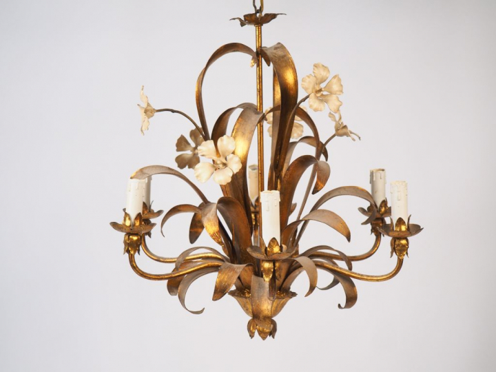 Lustre Napoléon III en tôle peinte et dorée à décor de fleurs. H, 70 c