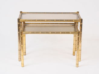Vente aux enchères Suite de deux tables d'appoint en métal doré à l'imitation du bambou e