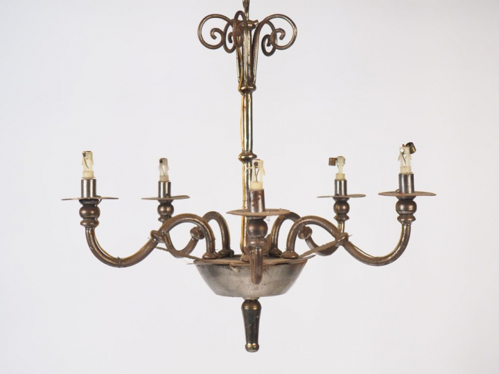 Lustre XXème en métal et métal argenté, éclairant à cinq lumières. H, 
