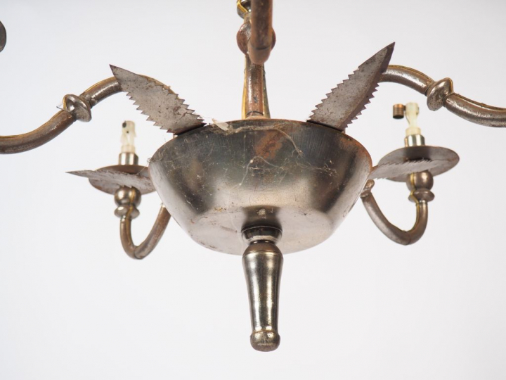 Lustre XXème en métal et métal argenté, éclairant à cinq lumières. H, 