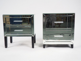 Vente aux enchères Deux chevets modernes en bois et verre, ouvrant à deux tiroirs. Dim 51