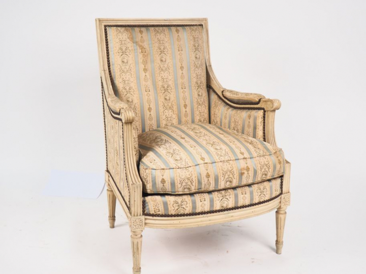 Paire de bergères Napoléon III de style Louis XVI en bois mouluré et l