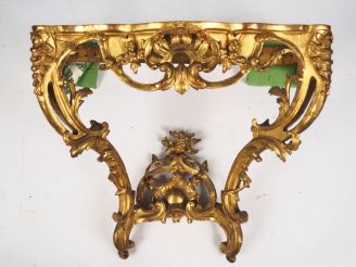 Vente aux enchères Console  XVIIIème en bois mouluré, sculpté et doré, à décor de coquill