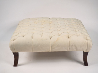 Vente aux enchères Grand pouf XXème en bois et velours capitonné de couleur crème. Dim. 4