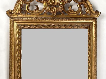 Glace de cheminée XIXème de style Louis XVI en bois et stuc doré, fron