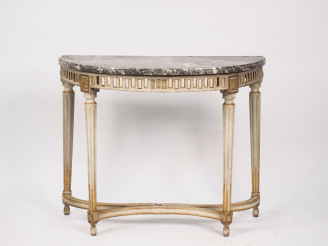 Vente aux enchères Console demi-lune  de style Louis XVI, ceinture ajourée à décor de can