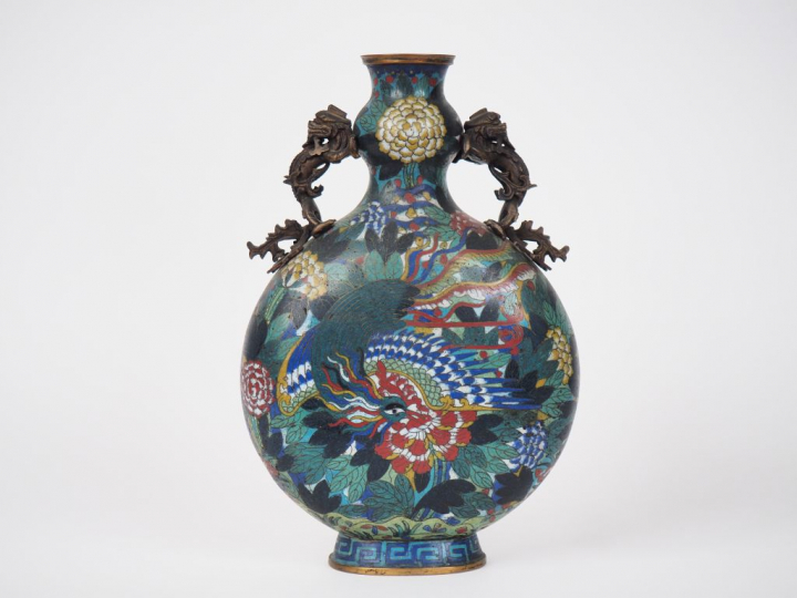 Chine, vers 1880,  Vase gourde sur piédouche, en émaux cloisonnés sur 