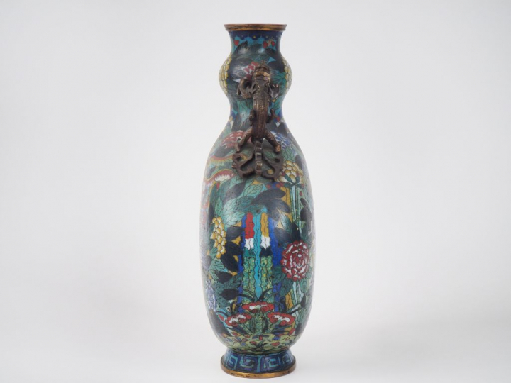 Chine, vers 1880,  Vase gourde sur piédouche, en émaux cloisonnés sur 