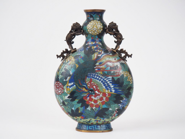 Chine, vers 1880,  Vase gourde sur piédouche, en émaux cloisonnés sur 