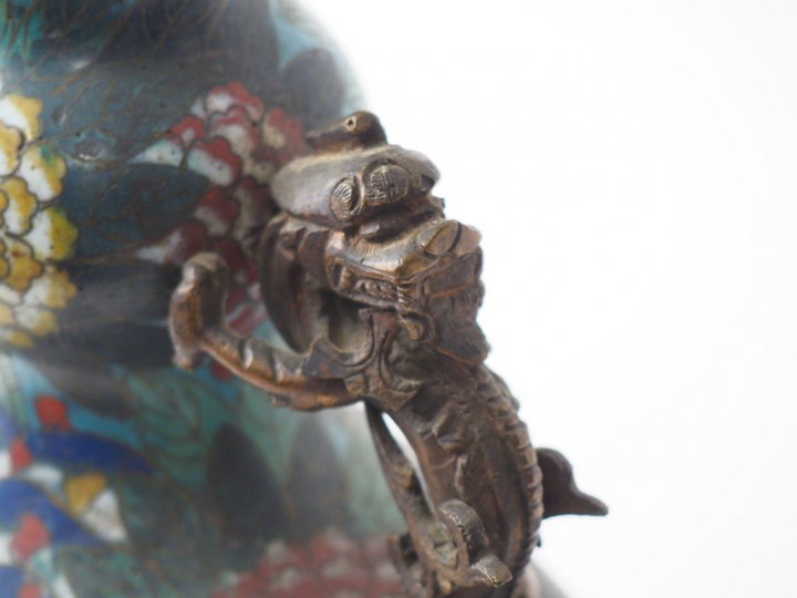 Chine, vers 1880,  Vase gourde sur piédouche, en émaux cloisonnés sur 