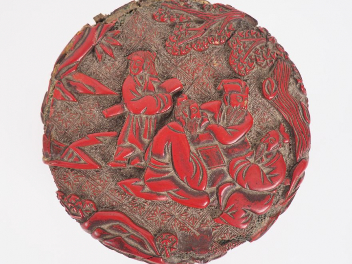 Chine, XVIIème siècle. Petite boîte circulaire couverte en laque de ci