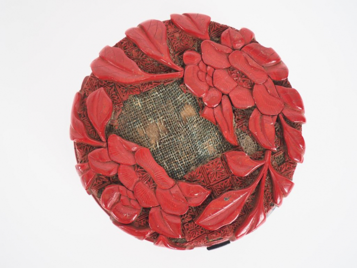 Chine, XVIIème siècle. Petite boîte circulaire couverte en laque de ci