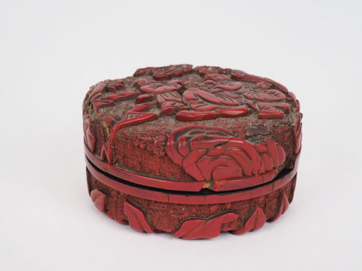 Chine, XVIIème siècle. Petite boîte circulaire couverte en laque de ci