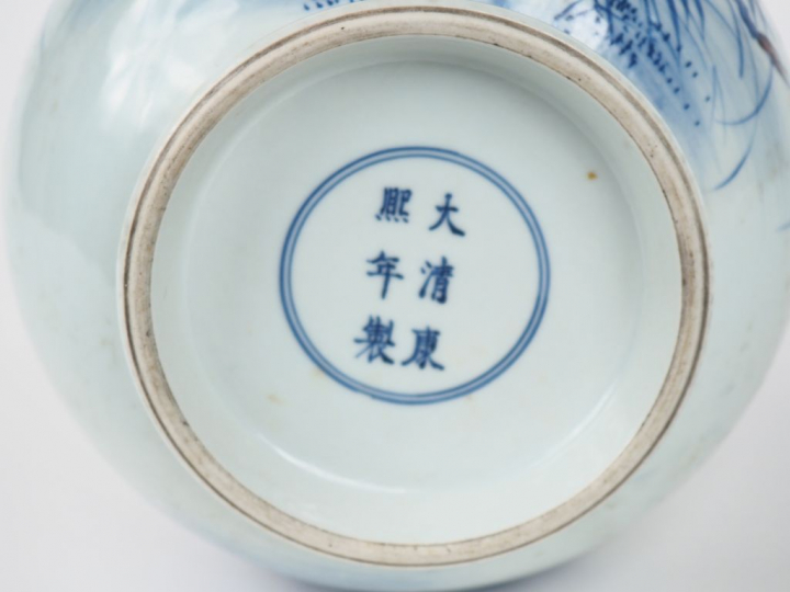 Chine, fin XIXe siècle,  Vase balustre en porcelaine, à décor en bleu 