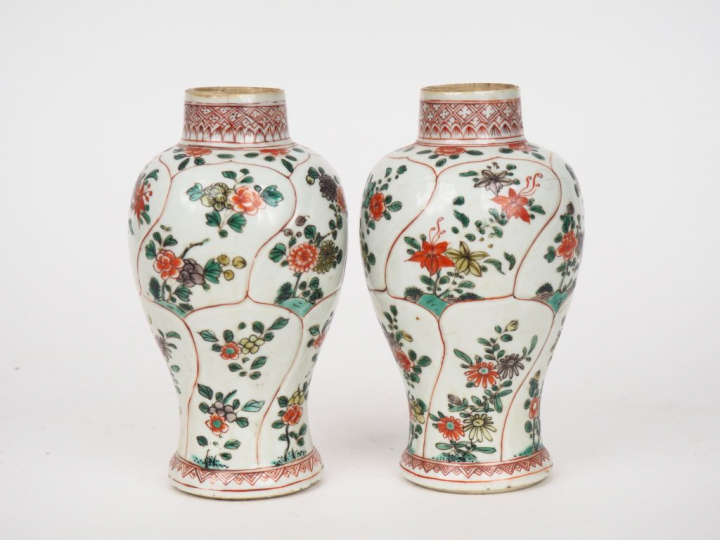 Chine période kangxi. XVIIIème siècle Paire de vases en porclaine émau