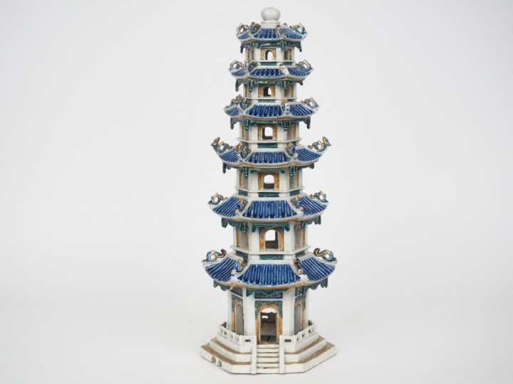 Chine XIXème siècle,  Pagode à cinq étages en biscuit émaillé, céladon