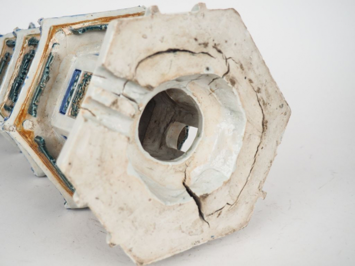 Chine XIXème siècle,  Pagode à cinq étages en biscuit émaillé, céladon