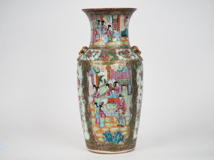 Chine vers 1900.  Vase balustre en porcelaine famille rose, finemente 