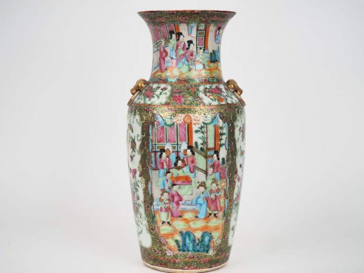 Chine vers 1900.  Vase balustre en porcelaine famille rose, finemente 