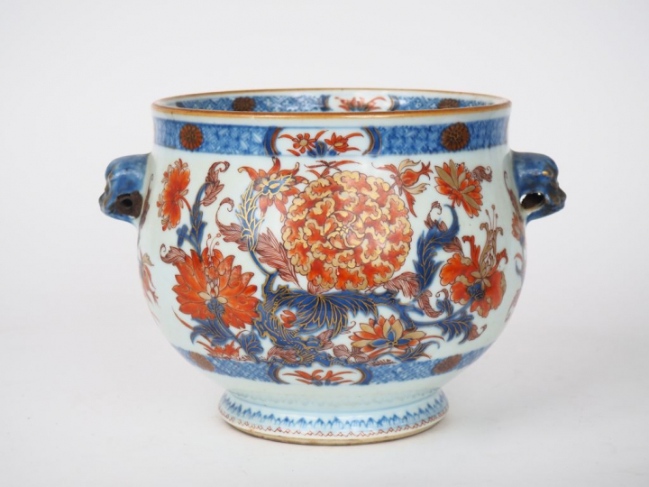 Chine XVIIIème siècle. Petite vasque en porcelaine à décor "imari chin