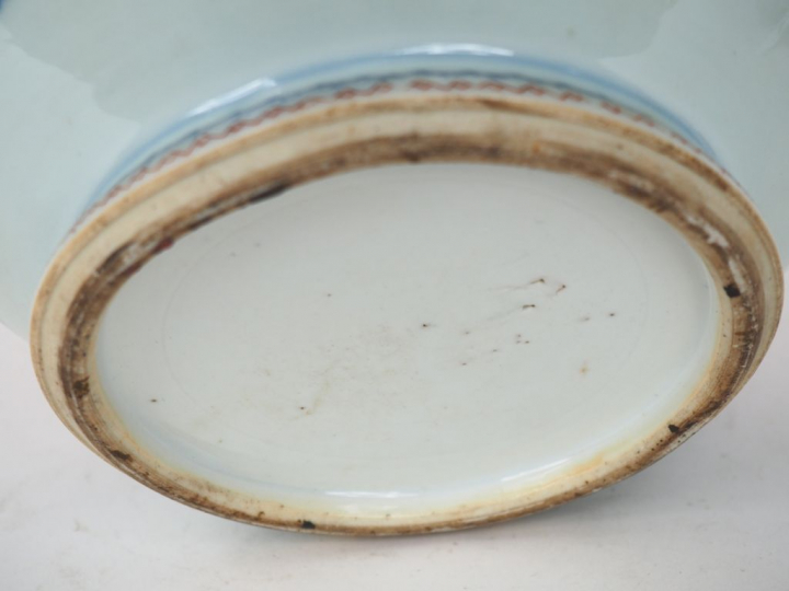 Chine XVIIIème siècle. Petite vasque en porcelaine à décor "imari chin