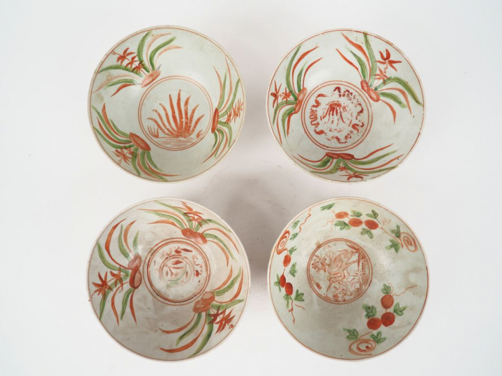 Chine période Ming XVIIème siècle. Ensemble de 4 coupes en porcelaine 