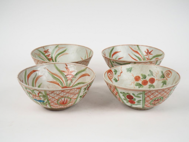Chine période Ming XVIIème siècle. Ensemble de 4 coupes en porcelaine 