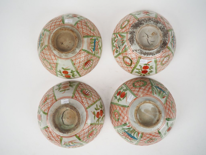 Chine période Ming XVIIème siècle. Ensemble de 4 coupes en porcelaine 