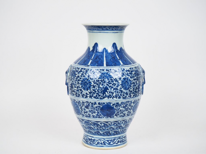 Chine, fin XIXème siècle. Vase balustre en porcelaine blanche à décor 