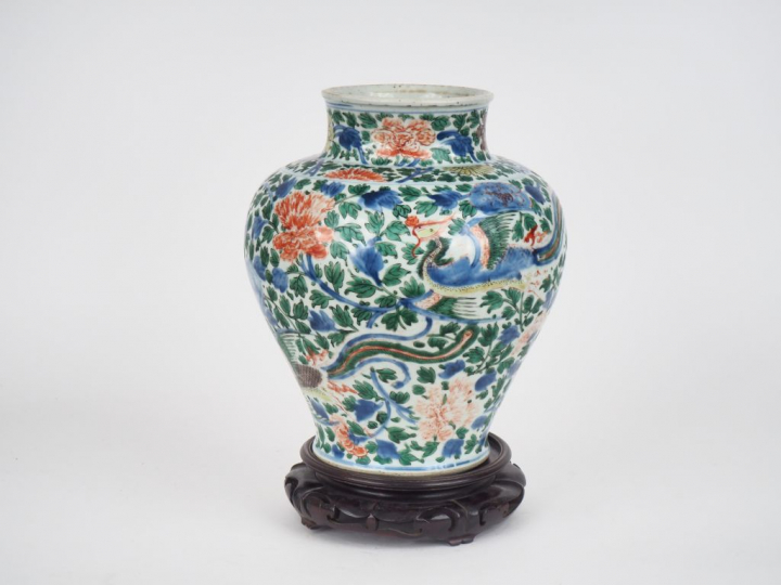 Chine, époque Kangxi Vase balustre en porcelaine et émaux de la famill