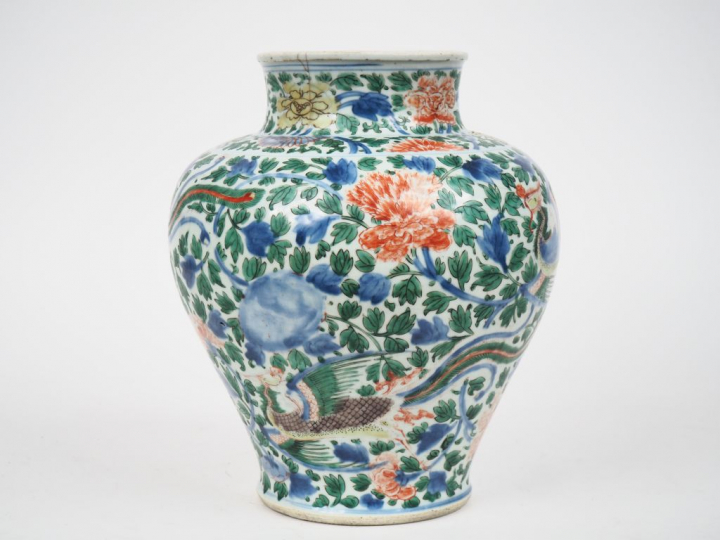 Chine, époque Kangxi Vase balustre en porcelaine et émaux de la famill