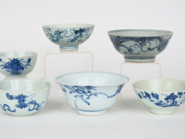 Chine du sud pour l'exportation. 6 coupes à décor d'objets mobiliers, 