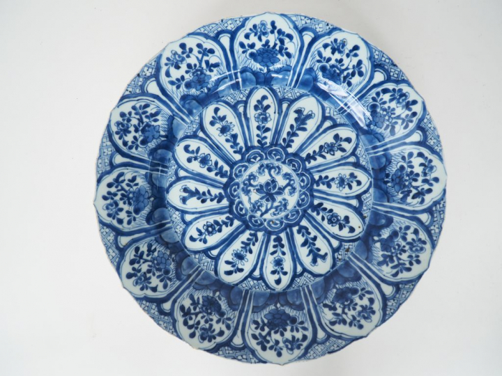 Chine, époque Kangxi (1661-1722) Plat en porcelaine blanche à décor fl