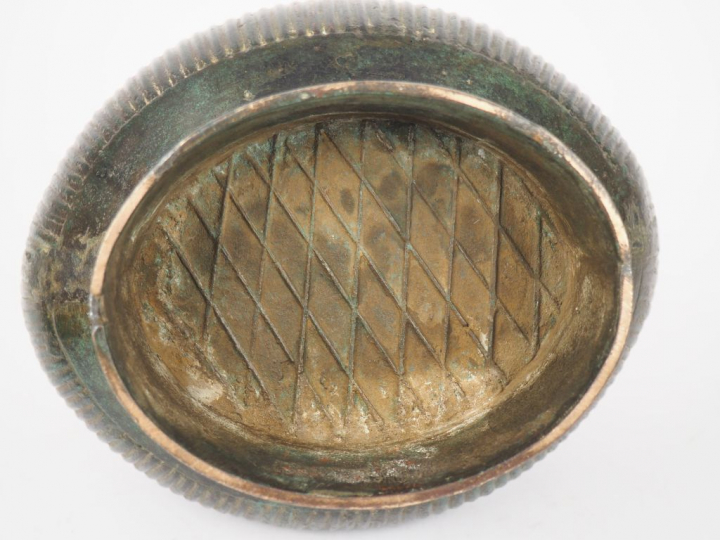 Chine, époque Ming  Vase Hu couvert en bronze de patine brune soutenu 