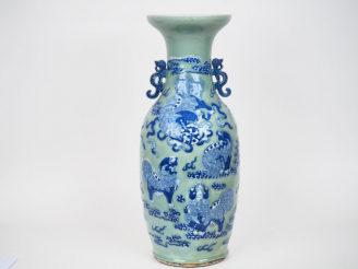 Vente aux enchères Chine vers 1900. Important vase de forme balustre en porcelaine à déco