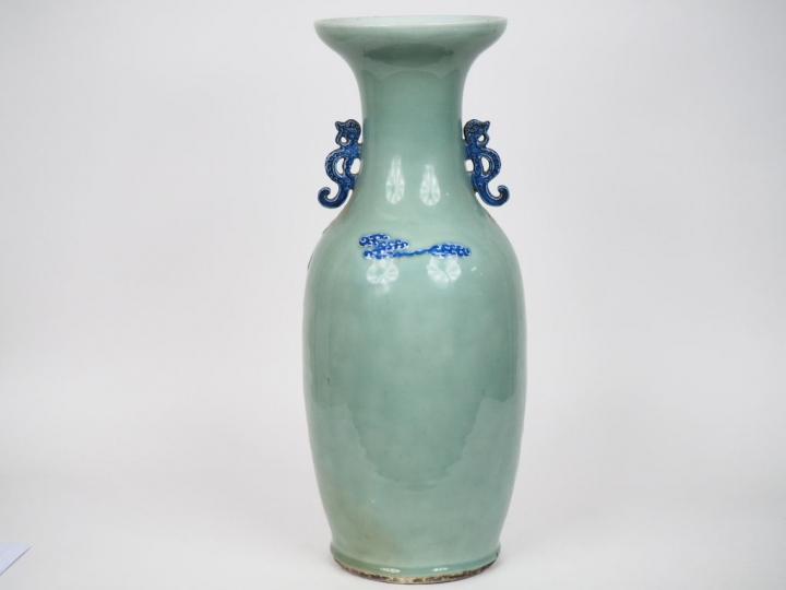 Chine vers 1900. Important vase de forme balustre en porcelaine à déco