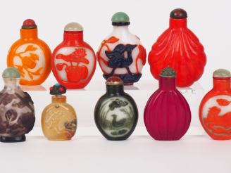 Vente aux enchères Chine XXème siècle Lot comprenant neuf flacons tabatières, dont sept e