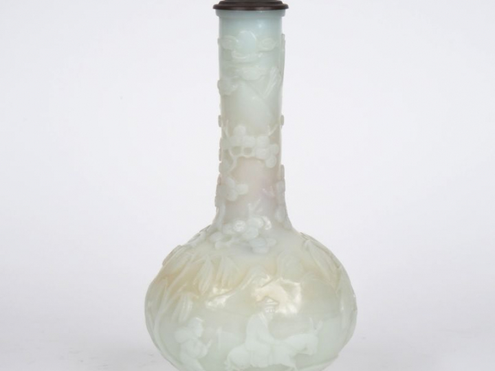 Chine, XXème siècle, Vase bouteille en verre à l’imitation du jade bla