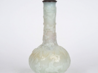 Vente aux enchères Chine, XXème siècle, Vase bouteille en verre à l’imitation du jade bla