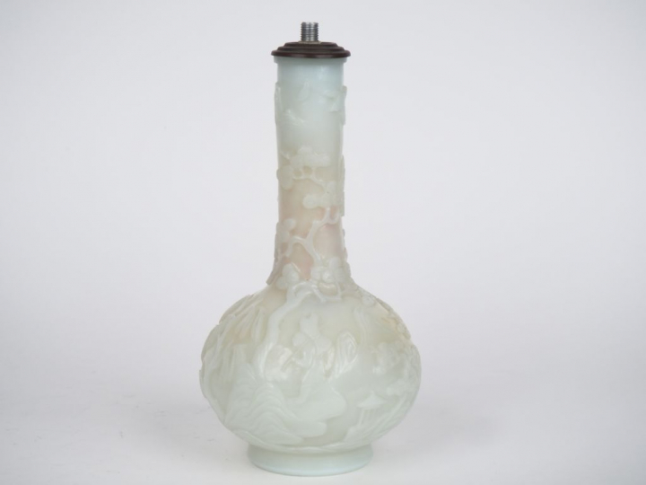 Chine, XXème siècle, Vase bouteille en verre à l’imitation du jade bla