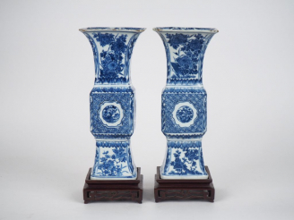 Vente aux enchères Chine, époque Kangxi ( 1661-1722) Paire de de vases gu en porcelaine b