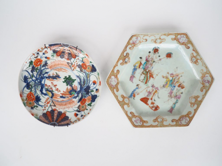 Chine XVIIIe siècle, et Japon fin XIXe siècle, Lot de deux assiettes e