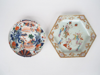 Vente aux enchères Chine XVIIIe siècle, et Japon fin XIXe siècle, Lot de deux assiettes e