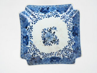 Vente aux enchères Compagnie des Indes, XVIIIe siècle,  Jatte quadrangulaire en porcelain